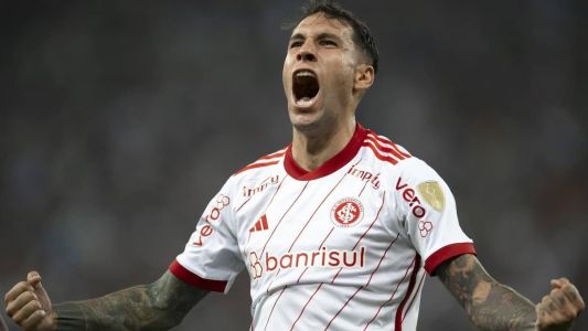 Hugo Mallo vibrou muito com o gol marcado no Maracanã