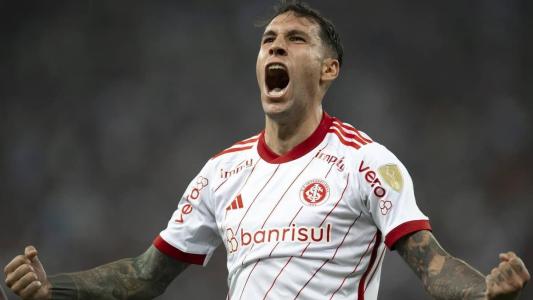 Hugo Mallo vibrou muito com o gol marcado no Maracanã