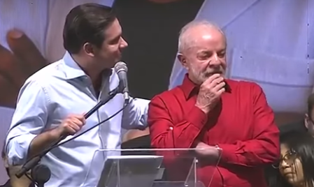 O presidente da Câmara, Hugo Motta, ao lado de Lula nesta quarta-feira (15)