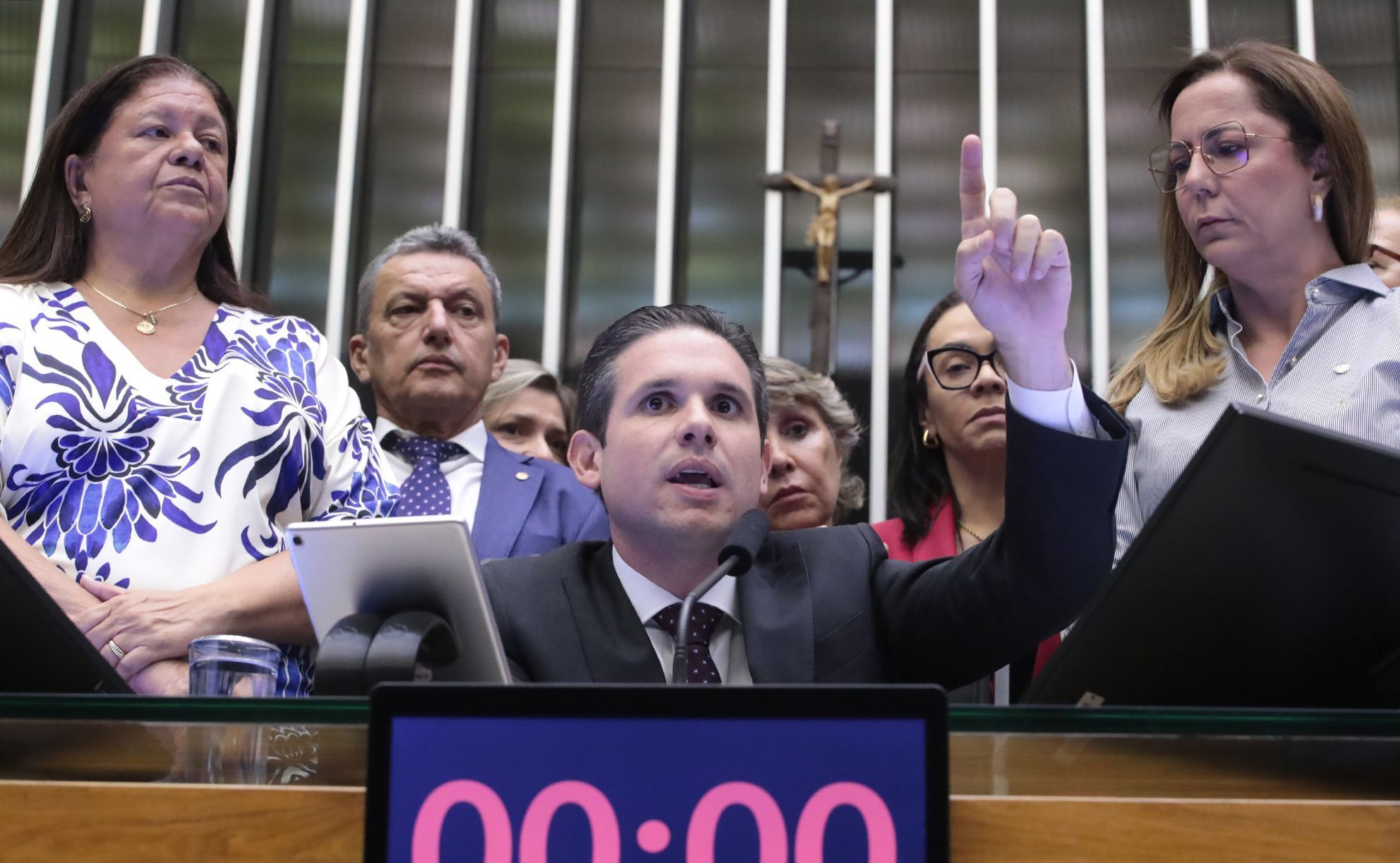 Deputados batem boca por denúncia contra Bolsonaro e Hugo Motta dá bronca: 'Aqui não é o jardim da infância'