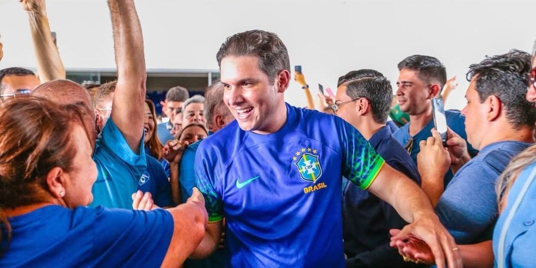 Camisa vermelha da Seleção: Hugo Motta entra na 'guerra' das cores
