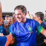 Camisa vermelha da Seleção: Hugo Motta entra na 'guerra' das cores