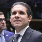 Haddad vai pedir a Hugo Motta prioridade em proposta que regulamenta big techs