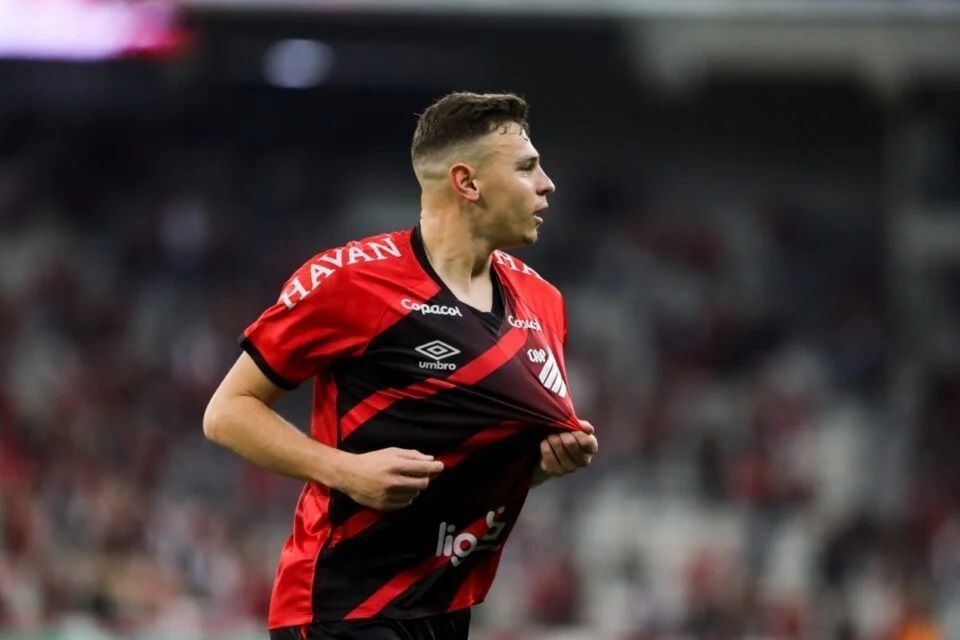 Volante do Athletico-PR entra na mira do Vasco para o Brasileiro