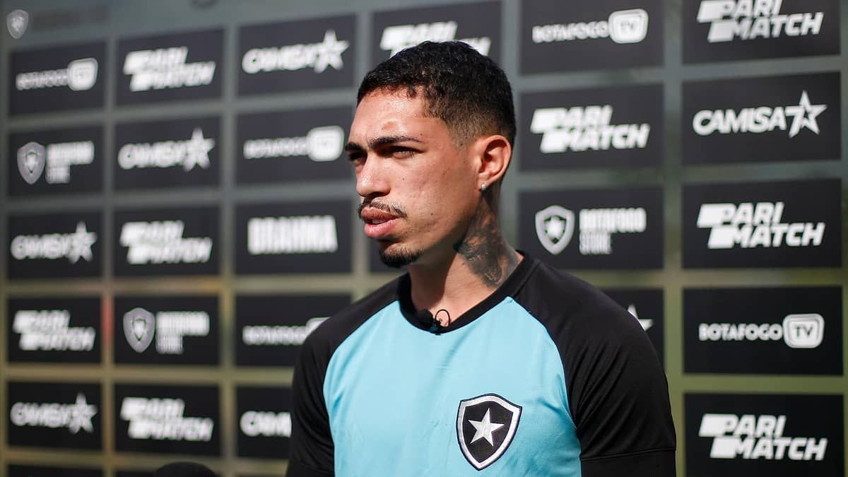 Lateral do Botafogo é categórico sobre permanência de Luís Castro: 'Fundamental'