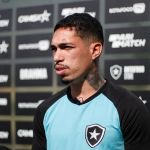 Lateral do Botafogo é categórico sobre permanência de Luís Castro: 'Fundamental'