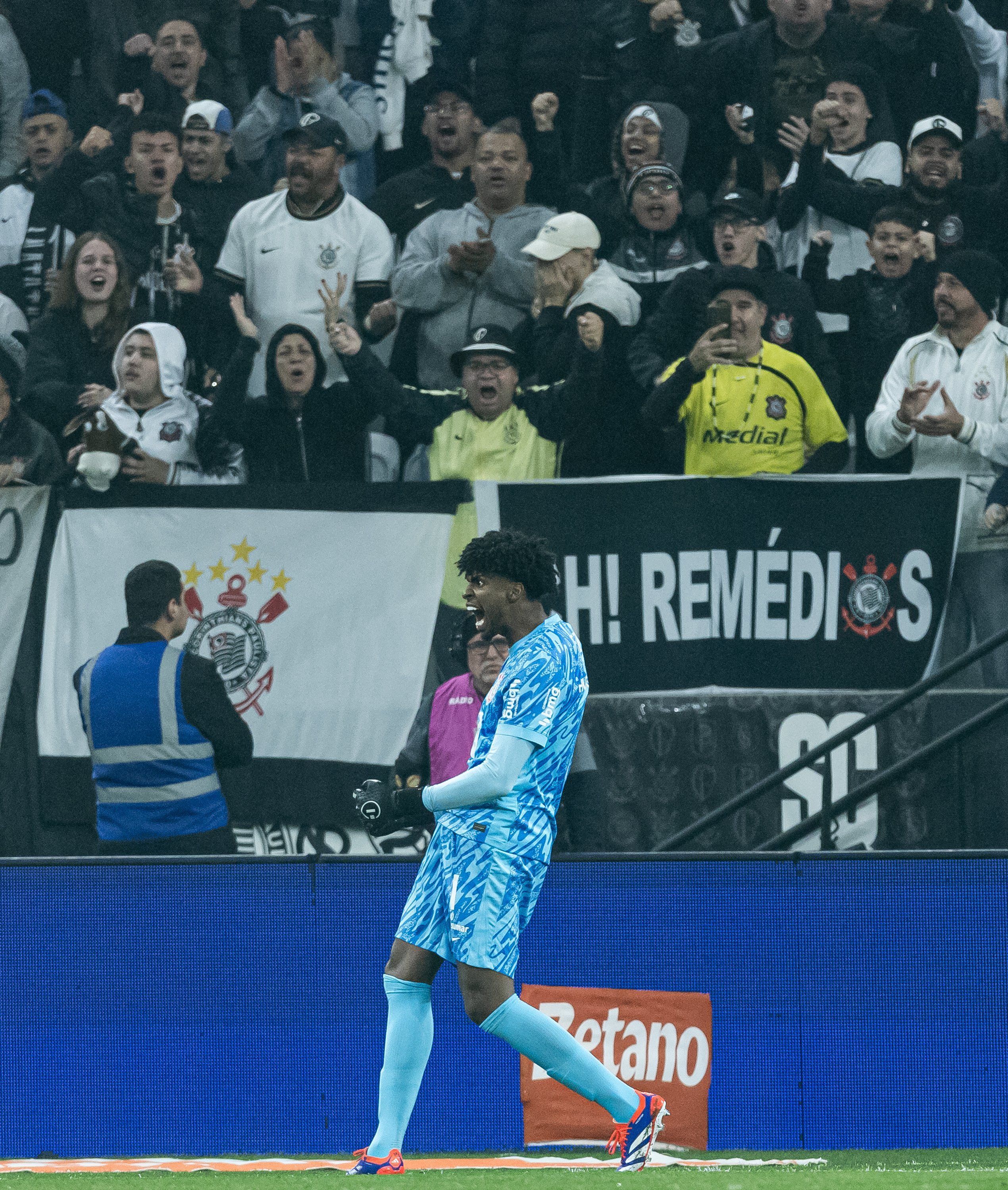 Destaque em estreia pelo Corinthians, goleiro se emociona: 'É só o começo'