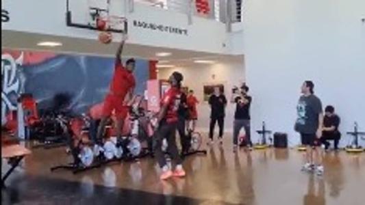 Hugo Souza enterra sobre Jimmy Butler, do Miami Heat