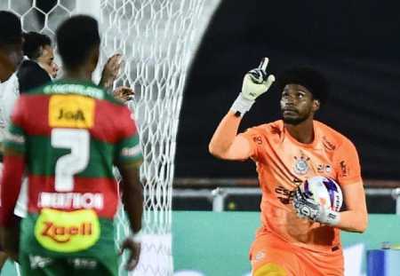 Hugo Souza celebra defesa de pênalti em Portuguesa x Corinthians, pelo Paulistão 2026