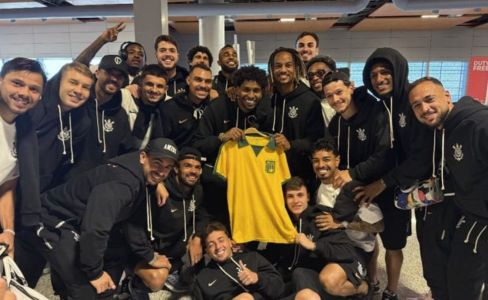 Hugo Souza comemora convocação à Seleção com jogadores do Corinthians
