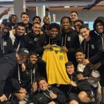 Elenco do Corinthians comemora com Hugo Souza convocação à Seleção Brasileira