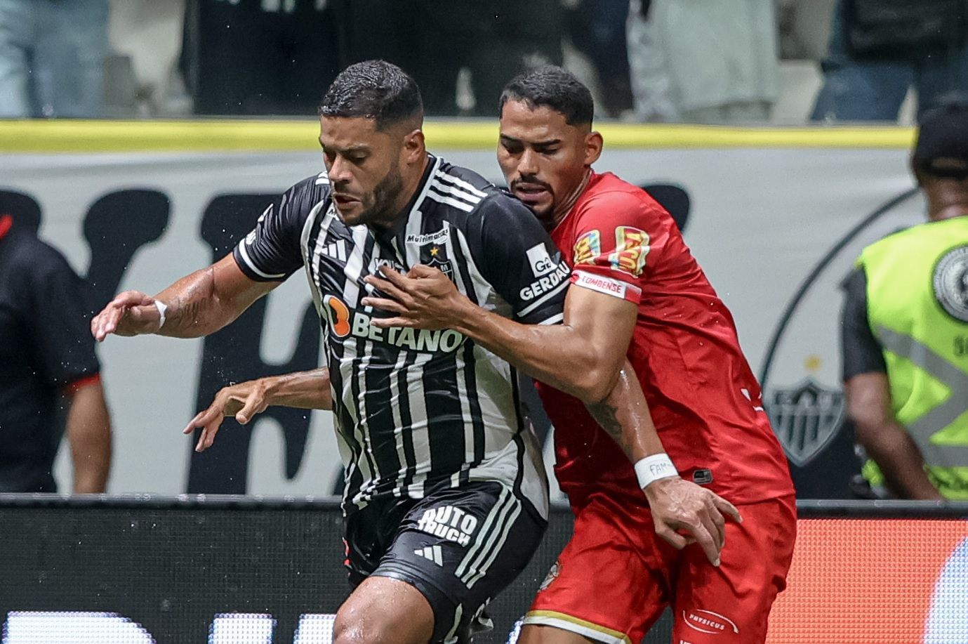 Atlético empata com Tombense, é vaiado, mas assume liderança do grupo no Mineiro