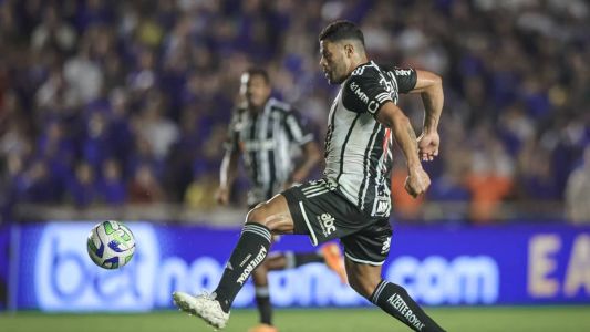 Hulk, atacante do Atlético, com a nova chuteira da Adidas em parceria com a Prada