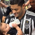 Hulk dá mamadeira à filha em festa do título do Atlético; assista