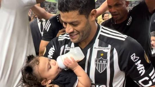Hulk, atacante do Atlético, e a filha Zaya, de um ano