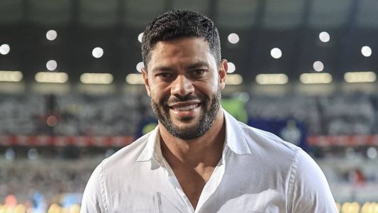 Hulk, atacante do Atlético, recebendo troféu no Mineirão, em dezembro de 2022