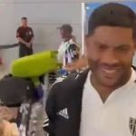 Hulk atende fãs no desembarque do Atlético em Belo Horizonte