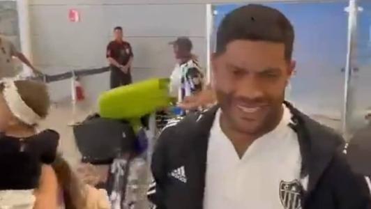 Hulk atendeu fãs no desembarque do Atlético no aeroporto de Confins