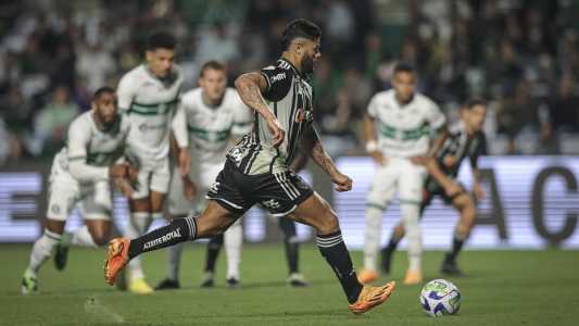 Hulk balançou as redes de pênalti e garantiu virada do Atlético