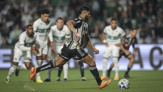 Hulk balançou as redes de pênalti e garantiu virada do Atlético