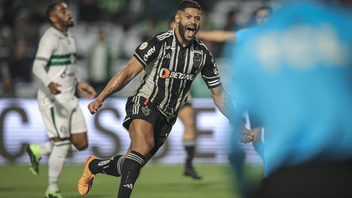 Hulk comemora vitória do Atlético em Curitiba e explica cartão amarelo 