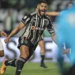 Hulk comemora vitória do Atlético em Curitiba e explica cartão amarelo