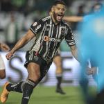 Hulk comemora vitória do Atlético em Curitiba e explica cartão amarelo