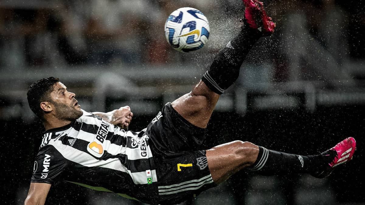 Atlético: fotógrafo explica clique em 'pintura' de Hulk na Libertadores