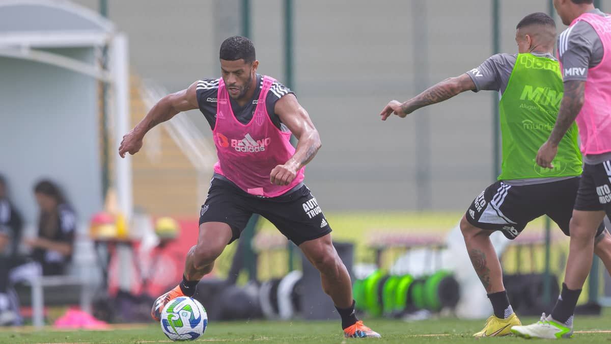 À la Reinaldo ou Romário? Hulk faz golaço durante treino do Atlético