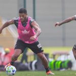 À la Reinaldo ou Romário? Hulk faz golaço durante treino do Atlético