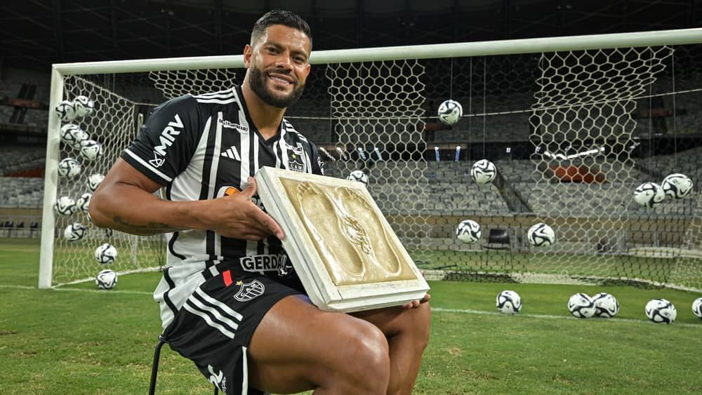 Ídolo do Atlético, Hulk tem pés eternizados na Calçada da Fama do Mineirão 