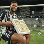 Ídolo do Atlético, Hulk tem pés eternizados na Calçada da Fama do Mineirão 