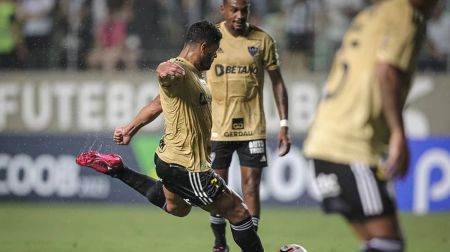 Hulk cobrou falta a 119 km/h para marcar o segundo gol do Atlético nesta quarta (8)