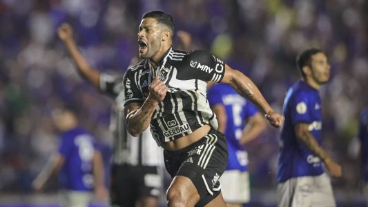 Hulk cobrou falta de muito longe e fez um belo gol no Parque do Sabiá