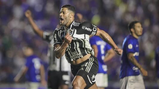 Hulk cobrou falta de muito longe e fez um belo gol no Parque do Sabiá