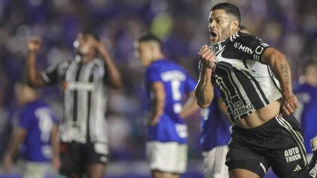 Hulk comemora gol de falta marcado sobre o Cruzeiro no clássico