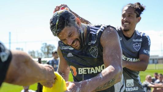 Hulk completa 37 anos nesta terça-feira (25) e recebe elogios de fisiologista do clube