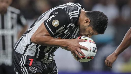 Hulk converteu pênalti com categoria e explodiu a torcida no Mineirão