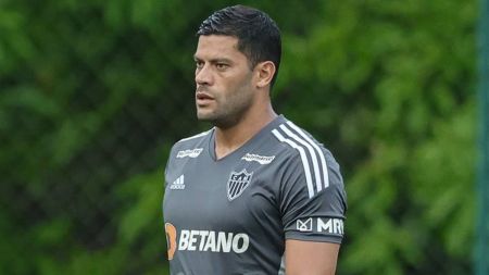 Hulk cumpriu suspensão na estreia e tenta ajudar Atlético a vencer a primeira