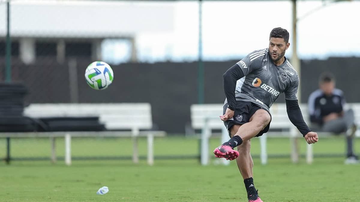 Ex-treinador do Atlético mira Hulk como reforço; jogador descarta interesse por saída