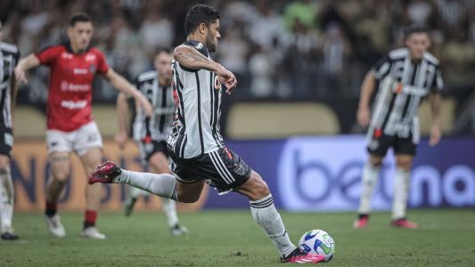 Hulk, de pênalti, marcou o segundo gol do Atlético