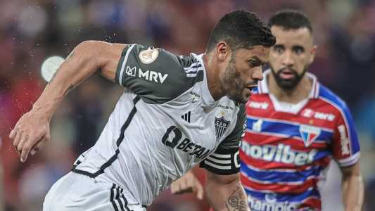 Hulk deixou o gramado se queixando de dores na perna esquerda