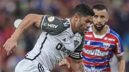 Hulk deixou o gramado se queixando de dores na perna esquerda