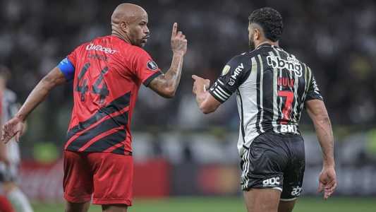 Hulk discute com Thiago Heleno durante Atlético x Athletico-PR, no Mineirão