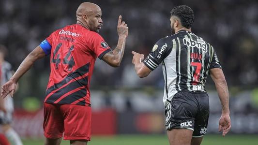 Hulk discute com Thiago Heleno durante Atlético x Athletico-PR, no Mineirão