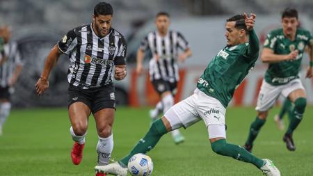 Hulk, do Atlético, e Gustavo Gómez, do Palmeiras, em ação em partida de 2021, na última vitória alvinegra sobre o Verdão