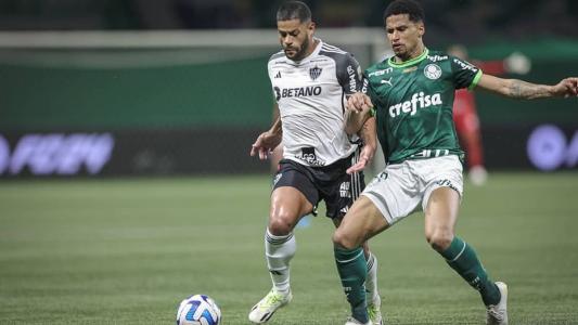 Hulk, do Atlético, e Murilo, do Palmeiras, dividem bola em jogo pela Copa Libertadores