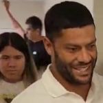 Hulk vai a igreja em dia de folga no Atlético e chama atenção de fiéis