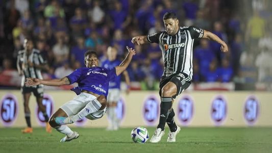 Hulk dribla Matheus Jussa em Cruzeiro x Atlético, em Uberlândia