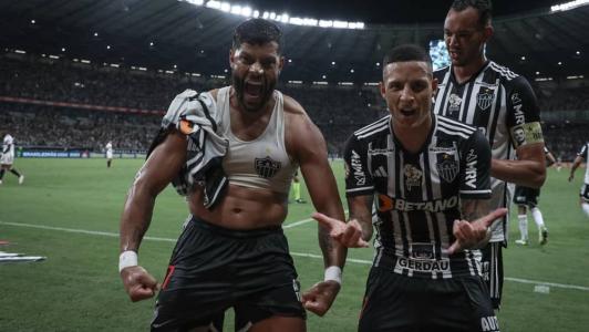 Hulk e Arana comemoram vitória do Atlético sobre o São Paulo